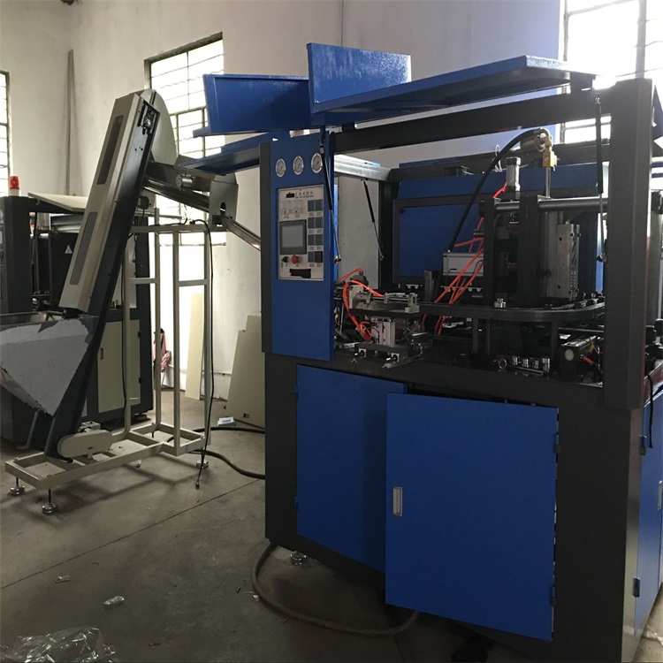 全自動吹瓶機與半自動吹瓶機有什么區別？